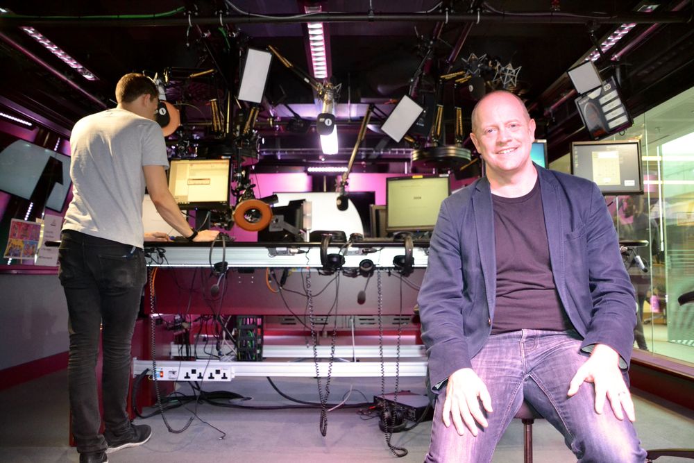 Ben Chapman digitaliserer store deler av BBC. I studioene har hver mikrofon et kamera innebygget, slik at radiovertene også lager TV.