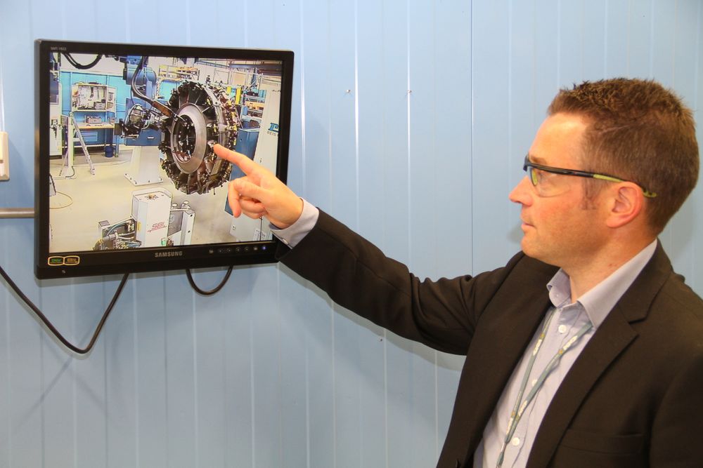 Ole B. Hoen ved en skjerm som viser automatisert sveising av eksoscase til Dreamliner. Selve prosessen er lukket inn, og skjult for innsyn.