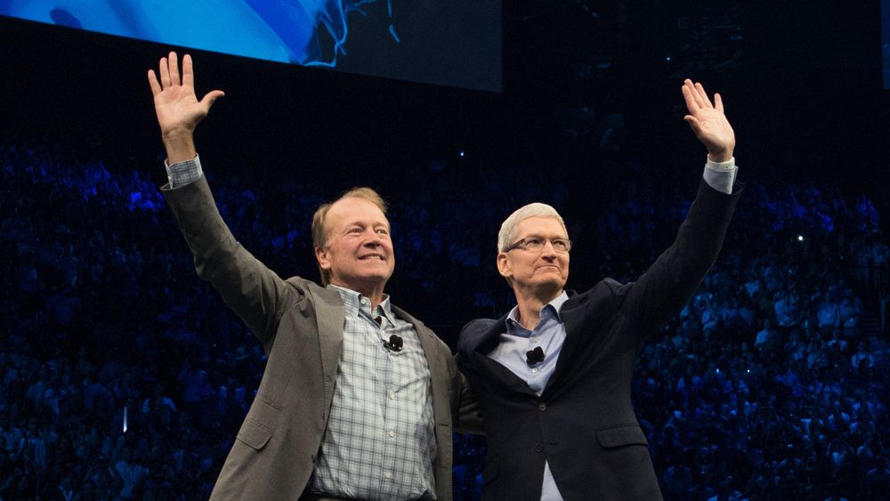 Ciscos tidligere konsernsjef John Chambers (til venstre) og Apples toppsjef Tim Cook annonserte samarbeidet i august i fjor.