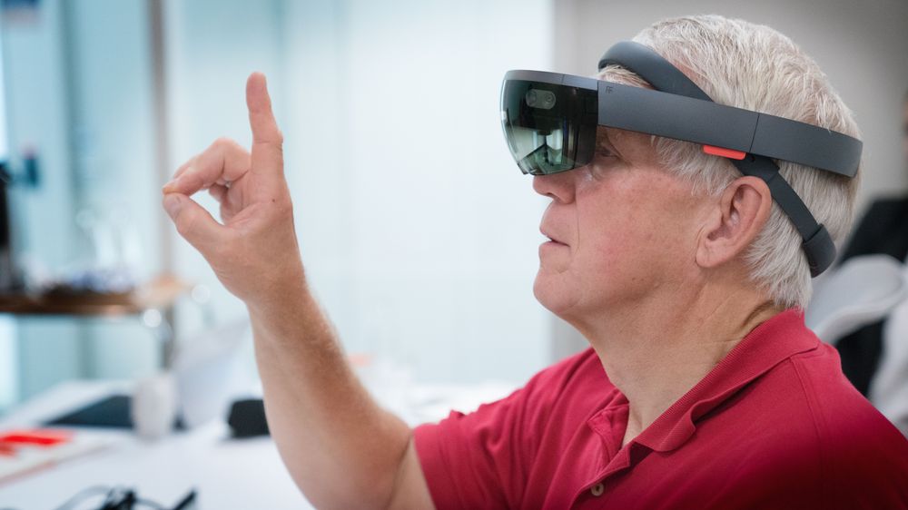 Testing: Fingeren i luften og klikk ned gjør det samme som på en mus. Dybdekameraet fanger opp bevegelsene.