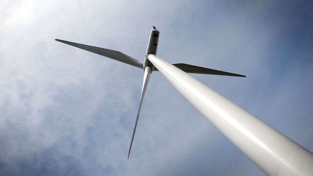 I Danmark stanses vindmøllene for å regulere strømproduksjonen. Er det egentlig et problem?