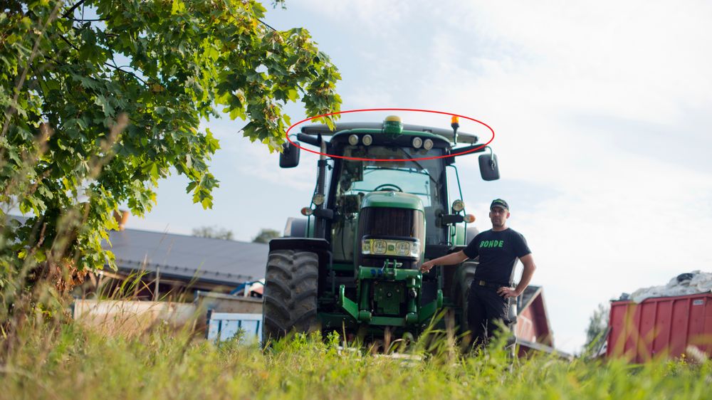 VIDEREUTVIKLES: Sensoren på toppen av Egil Hoens traktor videreutvikles nå for å kunne brukes på gras.