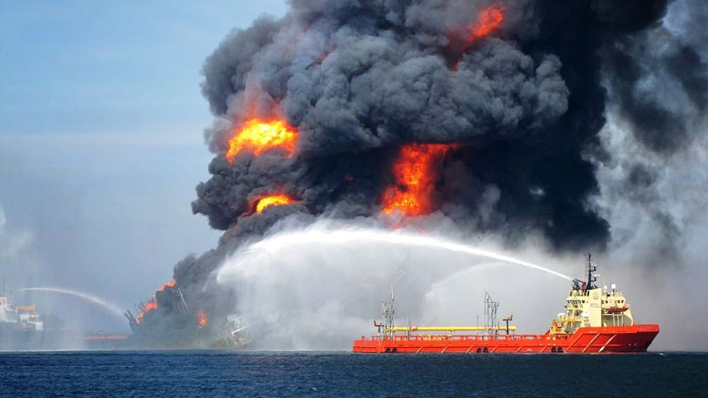 20. april 2010 skjedde første eksplosjon på Deepwater Horizon i Mexicogulfen. 22. april ble den etterfulgt av nok en kraftig eksplosjon og riggen sank. Denne ulykken er blant de største i oljeindustrien noen gang. 11 personer ble drept og 4.9 millioner fat olje strømmet ut inntil utslippene ble stanset 15. juli.