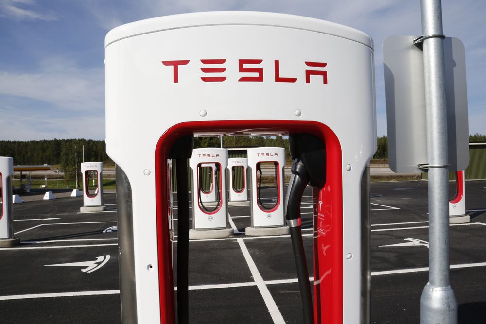 Tesla har et godt grep om det norske elbilmarkedet, og åpnet nylig en rekke ladestasjoner på Eidsvoll.