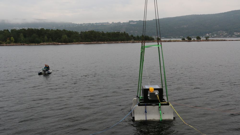 Prototypen står nå på 4,8 meters dyp i Svelvikstrømmen i Drammensfjorden.