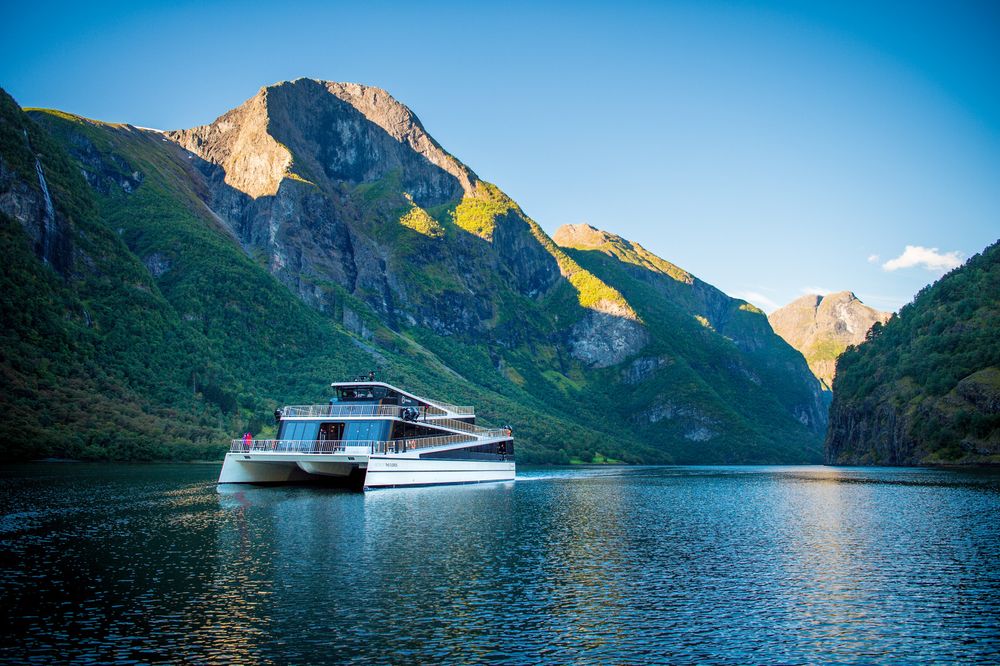 Vision of the Fjords kan gå i 3-4 timer på batterier i 8 knops fart.