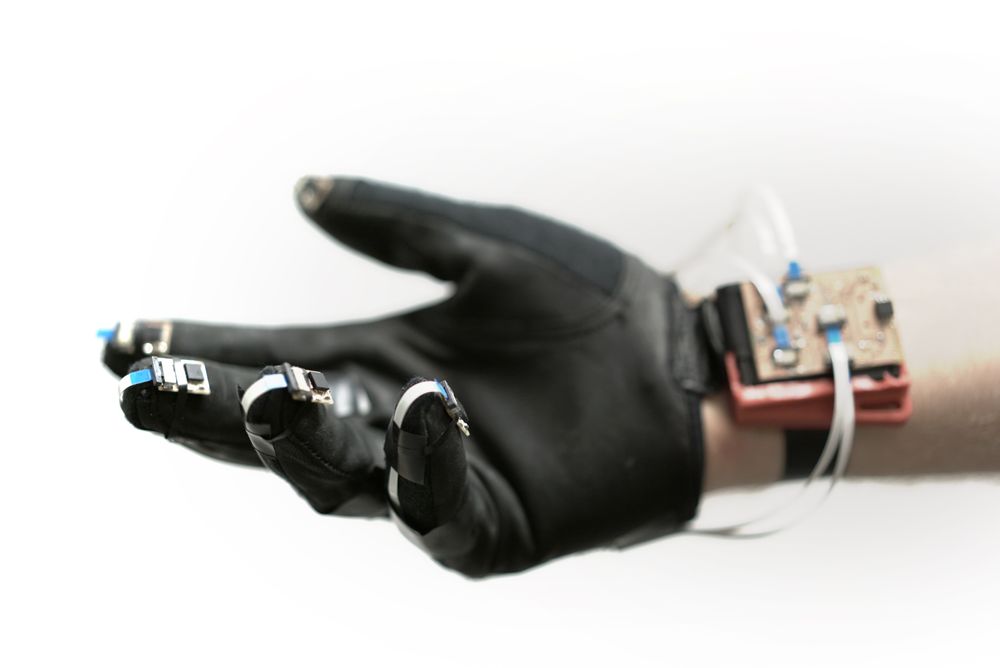 Smart hanske: Hansken er utstyrt med sensorer i fingrene og på håndleddet, som sender informasjonen videre til en «hjerne». Denne bearbeider signalene den får og prøver å gjenkjenne definerte håndbevegelser. Hjernen sender styringsinformasjonen videre til dronen via en telemetrilink, slik at dronen vet hva den skal gjøre. Planen er å utvikle funksjonaliteten til hansken, ved å koble det til et VR-headset.