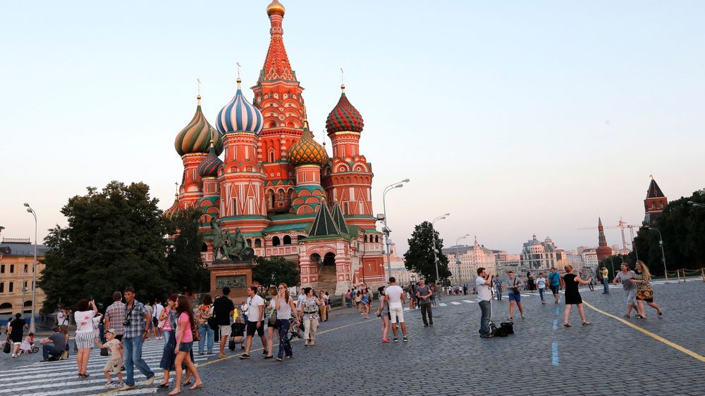 Moskva skal erstatte Microsoft Exchange og Outlook for nærmere 600.000 offentlig ansatte. Illustrasjonsfoto av Vasilij-katedralen, midt mellom Den røde plass og Kreml.