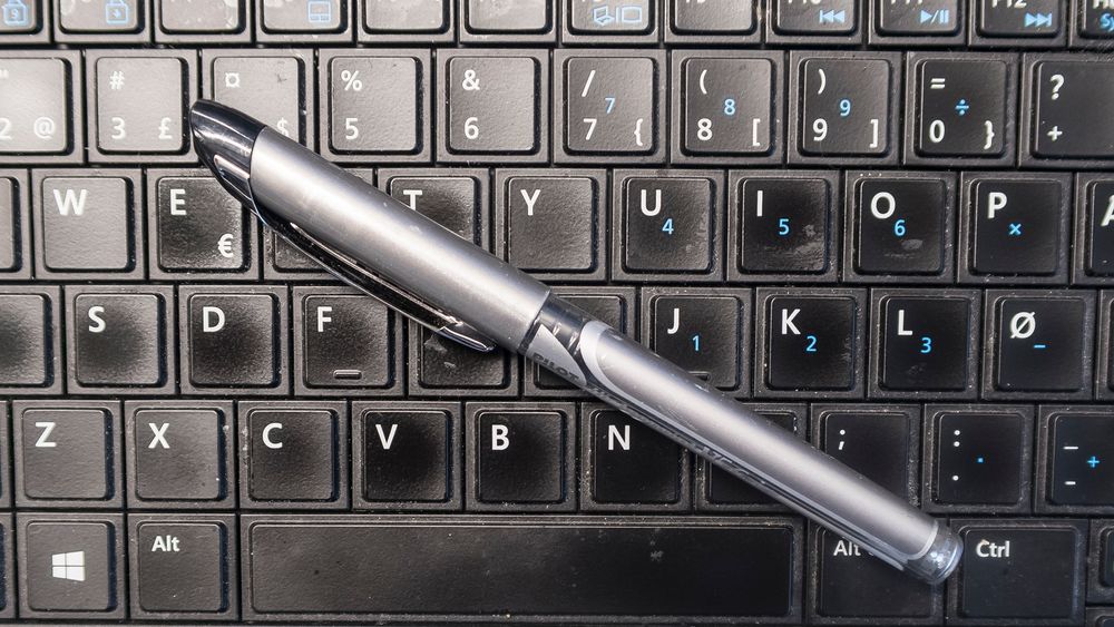 Penn eller tastatur: pennen er best for læring, men med digital pen på et dertil egnet nettbrett kan man hoppe bukk over papiret og få det beste av begge verdener.
