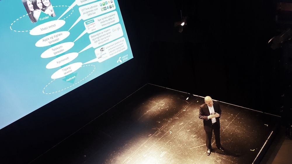 Konsernsjef Sigve Brekke på scenen under konferansen Telecom World i Drammen. Her sa han at Telenor skal gjøre som de globale gigantene og satse på software, noe han mener blant annet den nye avtalen med Evry står som et eksempel på.