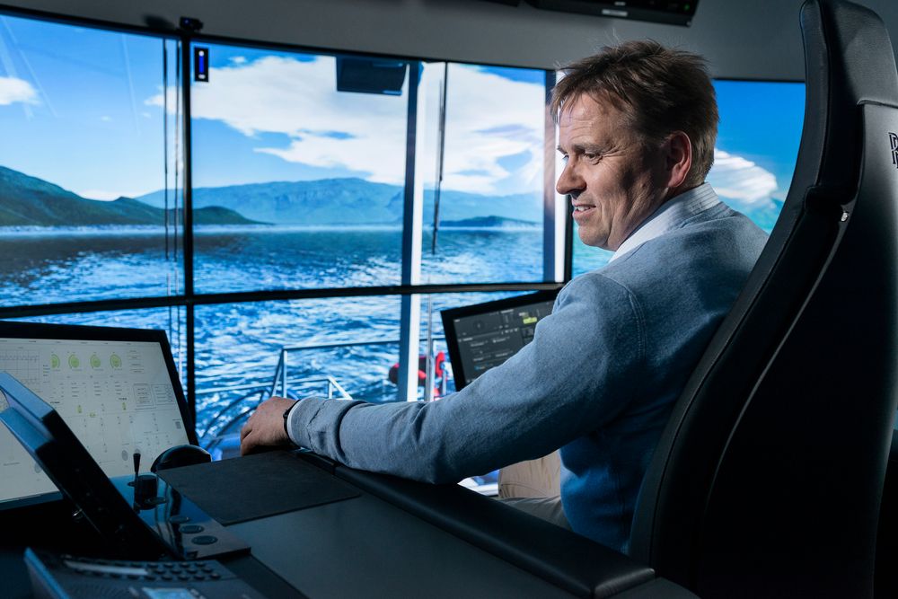 Jann Peter Strand, produktsjef for automasjon og kontroll i Rolls-Royce i simulatoren i Ålesund.