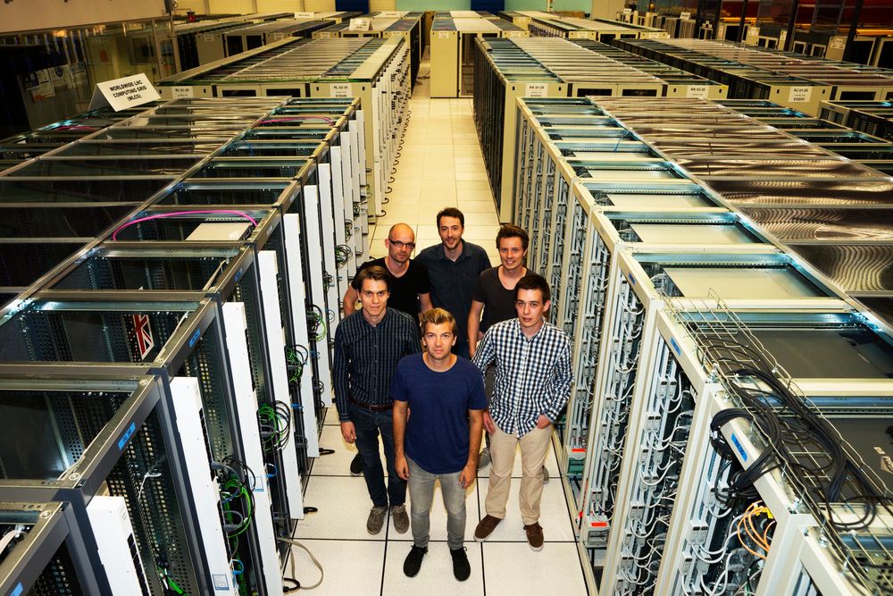 Tind-teamet er doblet siden i fjor, da dette bildet ble tatt ved CERN Data Center. Daglig leder Alexander Nietzold står foran i bildet. De øvrige fra v. er Øystein Blixhavn, Audun Bjørkøy, Guillaume Lastecoueres, Kenneth Hole og Aurelien Danizel.