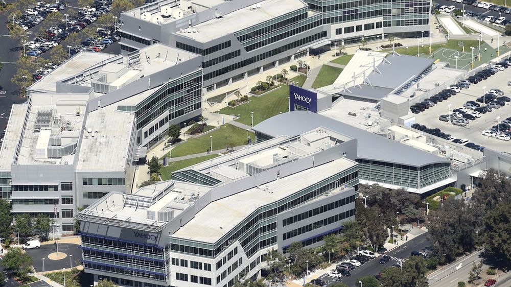 Svak beskyttelse av brukerkontoene har på nytt rammet Yahoo, noe som kan påvirke Verizons oppkjøp av selskapet. Bildet viser Yahoos hovedkvarter i Sunnyvale, California, i april i år.