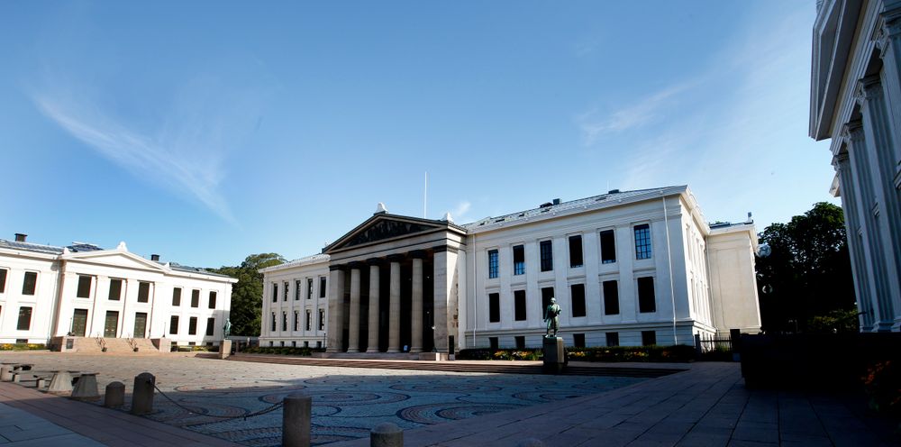 Oslo  20160802.
Universitetet i Oslo (forkortet UiO) er det eldste og høyest rangerte universitetet i Norge. Det juridiske fakultet holder til i de opprinnelige universitetsbygningene ved Karl Johans gate.