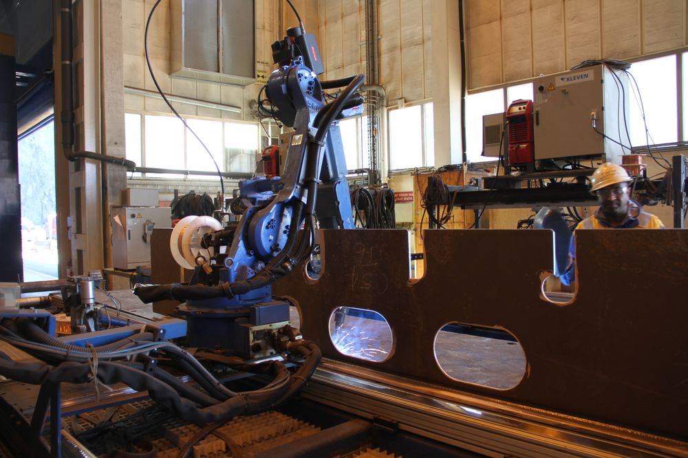 Innkjøps- og produksjonsidrektør Tore Roppen har hentet kompetanse i Sverige til å utvikle produksjonscellene som hovedsakelig er utstyrt med roboter fra Motoman.