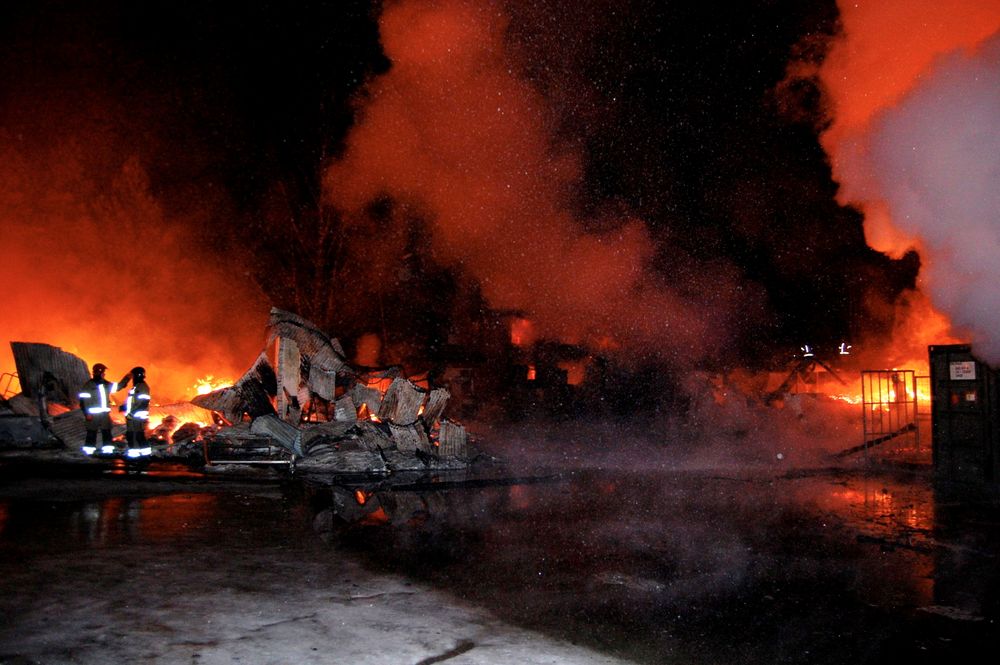 Et våpendeponi og to andre brakker brant ned til grunnen på Terningmoen leir på Elverum i 2010. Et eksempel på brann i et eksplosjonsfarlig område der det ikke endte med eksplosjon.