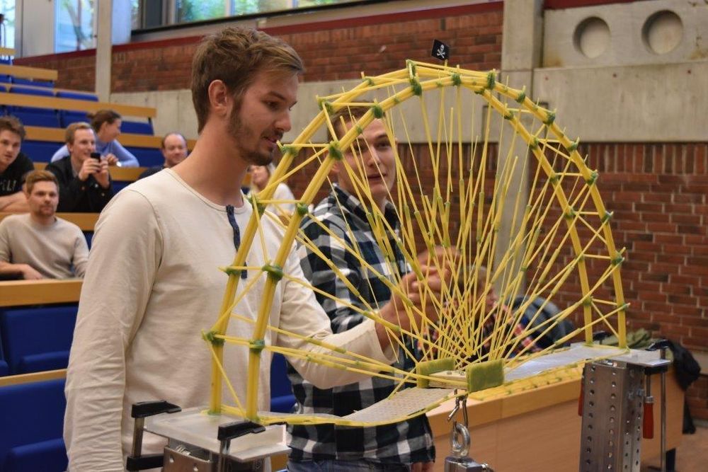 Ingeniørstudentenes spaghettibru tålte en vekt på hele 98 kilo før den ga etter. Det gjorde dem til vinner av den første spaghettibrukonkurransen ved Universitetet i Stavanger. Thomas Riber og Marius Ramslien sjekker konstruksjonen sin etter testen.