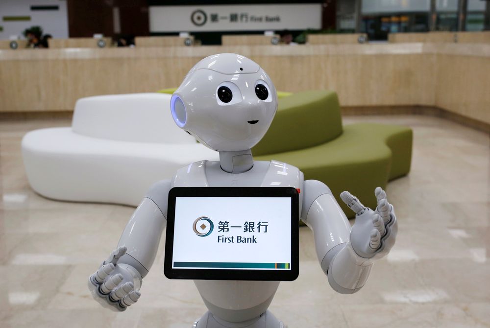 SoftBank's robot 'Pepper' vandrer rundt i lokalet, men foreløpig er Tieto sin robot bare programvarebasert.