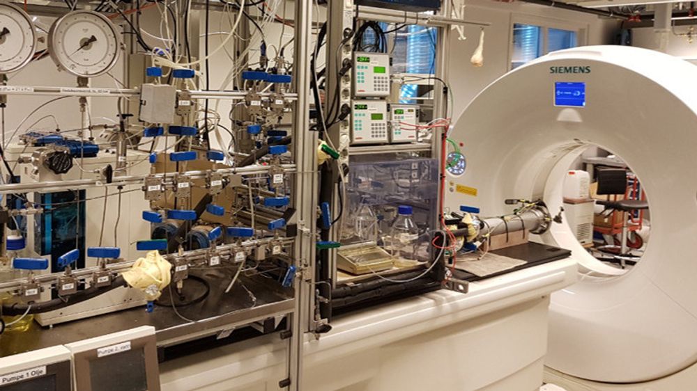 En medisinsk-CT scanner pa Statoils forskningssenter på Rotvoll. Metallsylinderen nærmest maskinen er en såkalt kjerneholder som inneholder kjerneprøver.