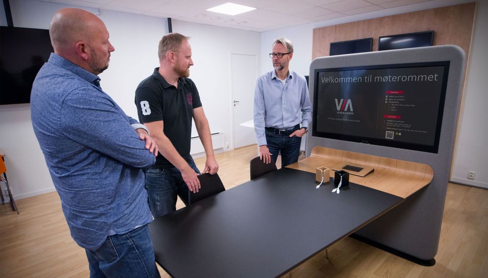 Øyvind Jacobsen, Borgar Kristiansen og Odd Martinsen står foran prototypen, et komplett og brukervennlig møterom samlet i ett enkelt bord.