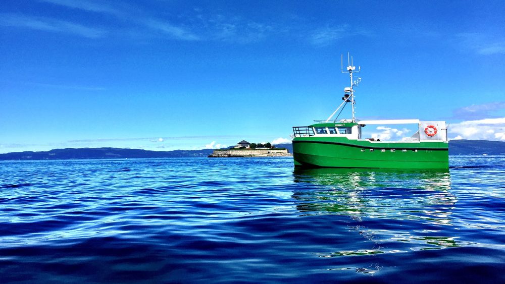 Karoline er verdens første elektriske sjark. Det snaut 11 meter lange fartøyet bruker dieselgenerator til og fra fiskefeltet, 2,5 timer fra hjemhanen Vannvåg i Troms.