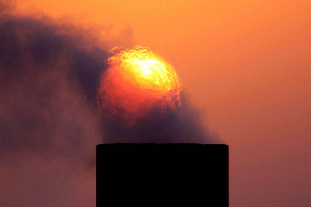 Røyk stiger fra en oljepipe på oljefeltet i Sakhir i ørkenen i Bahrain. Saudi-Arabia har markedsmakt til å stabilisere oljemarkedet, skriver bidragsyter Øystein Noreng i denne kommentaren.