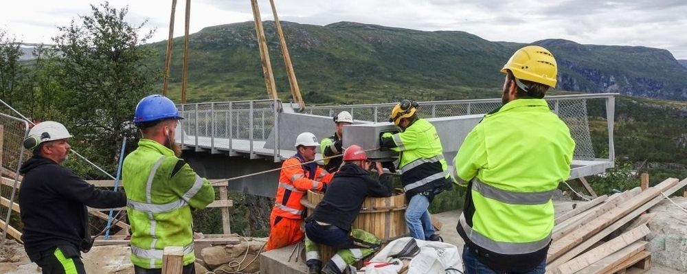 Krevende arbeid tett på juvkanten.