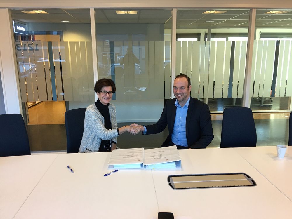 Nav ved HR-direktør Inger Johann Stokke signerte kontrakten med Acos-sjef Bent-Inge Storheim på fredag.