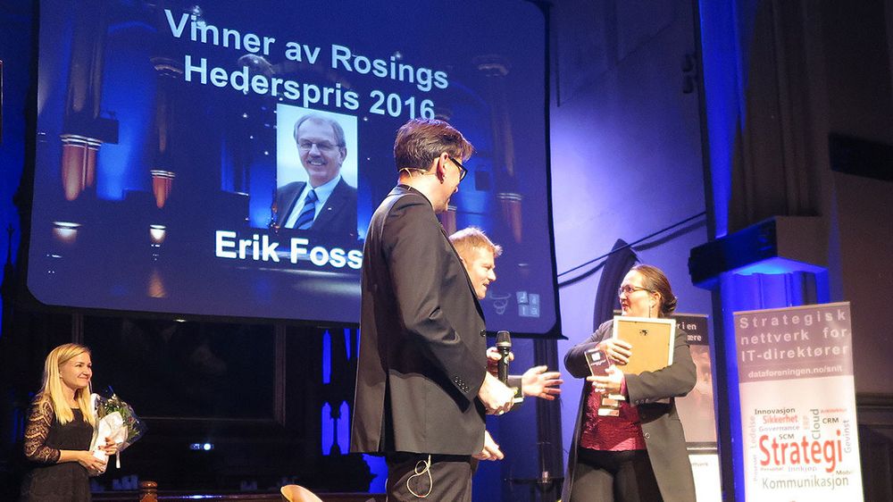 Altinn-direktør Cat Holten tok torsdag kveld i mot Rosingakademiets hederspris på vegne av Brønnøysundregistrenes tidligere direktør, Erik Fossum.