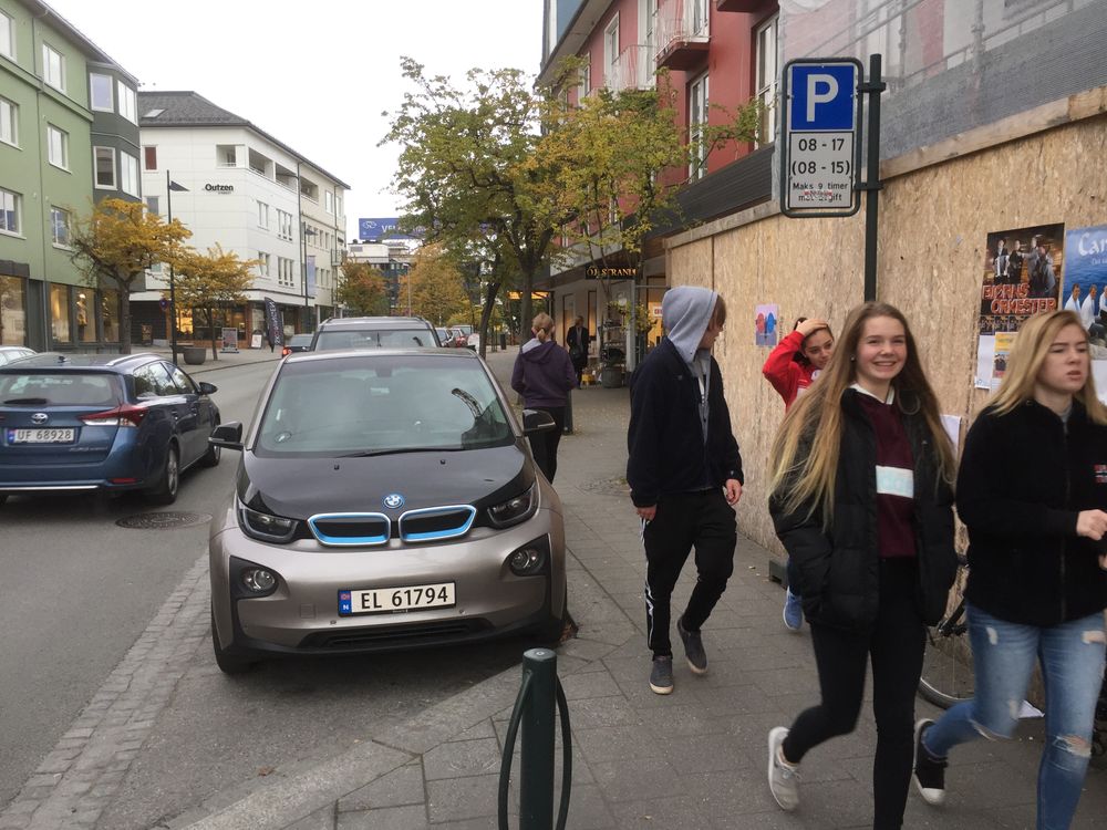 El-biler som parkerer gratis på offentlige, avgiftsbelagte korttidsplasser oppleves som et problem i mange kommuner, blant annet i Molde der dette bildet er tatt.  Nabobyen Ålesund har valgt å benytte muligheten som er gitt til å fjerne betalingsfritaket for denne kjøretøygruppen fra 1. januar.