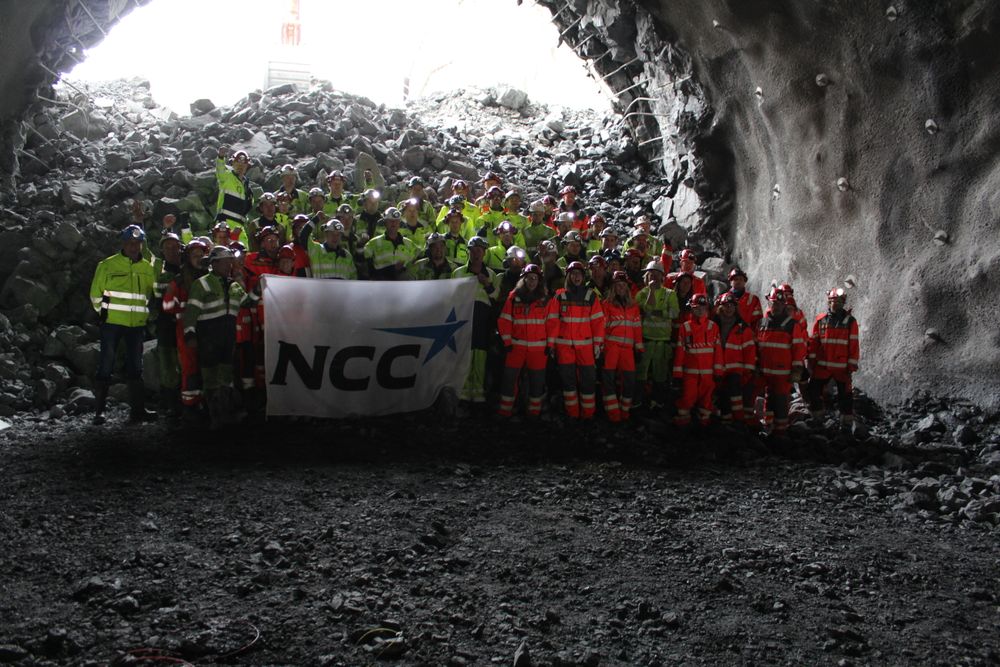 Gjennomslagssalven fra løp A i nordgående tunnel i Bjørnegårdtunnelen er avfyrt, og anleggsfolk og inviterte gjester var på plass på røysa.