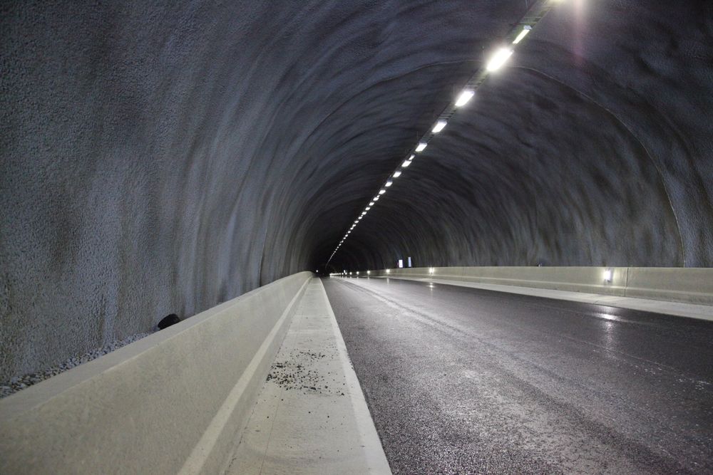 Nye Ljøtunnelen (3650 meter) er siste delprosjekt i det omfattende rasprosjektet  Røyr–Hellesylt. Den nye tunnelen er i en helt annen divisjon enn den gamle, med T9,5-profil og en stigning på 4,6 prosent, moderne lysanlegg og det siste av sikkerhetsutstyr.