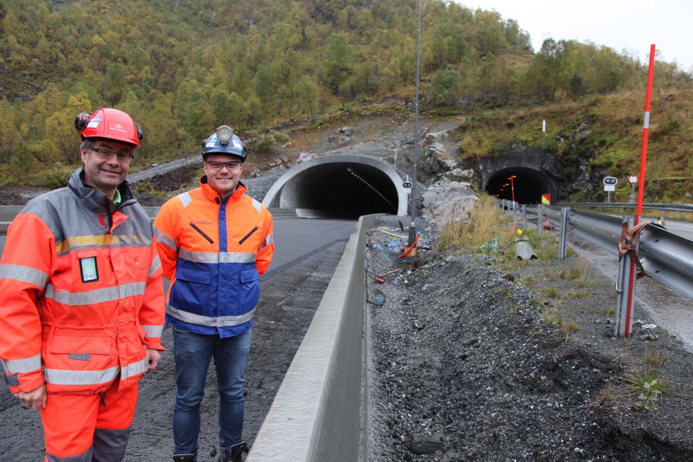 Arne Ola Stavseng og Ola Langset (bak), prosjektledere for Statens vegvesen og Skanska, har samarbeidet godt. God planlegging, god dialog og en stabil arbeidsstokk trekkes fram som suksessfaktorer for en vellykket prosjektgjennomføring for fylkesveg 60 Røyr–Hellesylt.