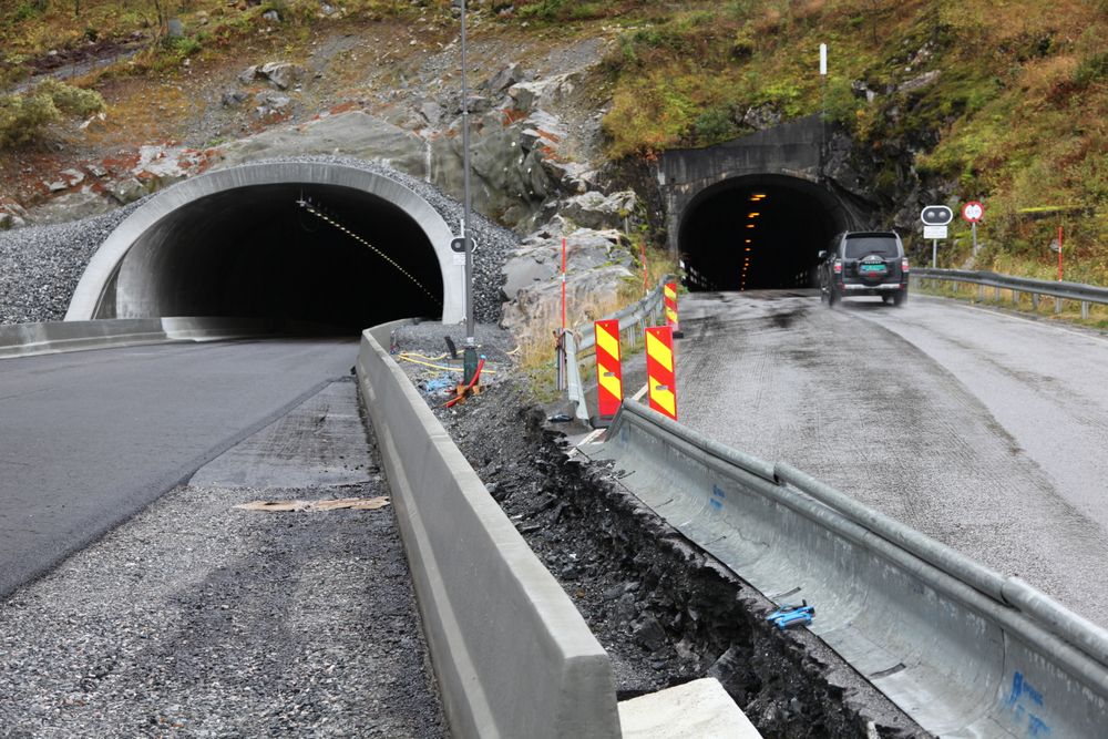 Innslaget til den nye Ljøtunnelen (t.v.) ligger bare noen få meter fra den gamle Ljønibb- og Hamregjøltunnelen (sammenbygd). Forskjellen i standard vises godt også fra utsiden.