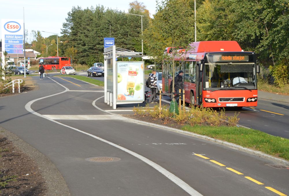 Sykkelveg og fortau er plassert i bakkant av leskurene ved bussholdeplassene. Det er en fordel både for syklister og busspassasjerer.