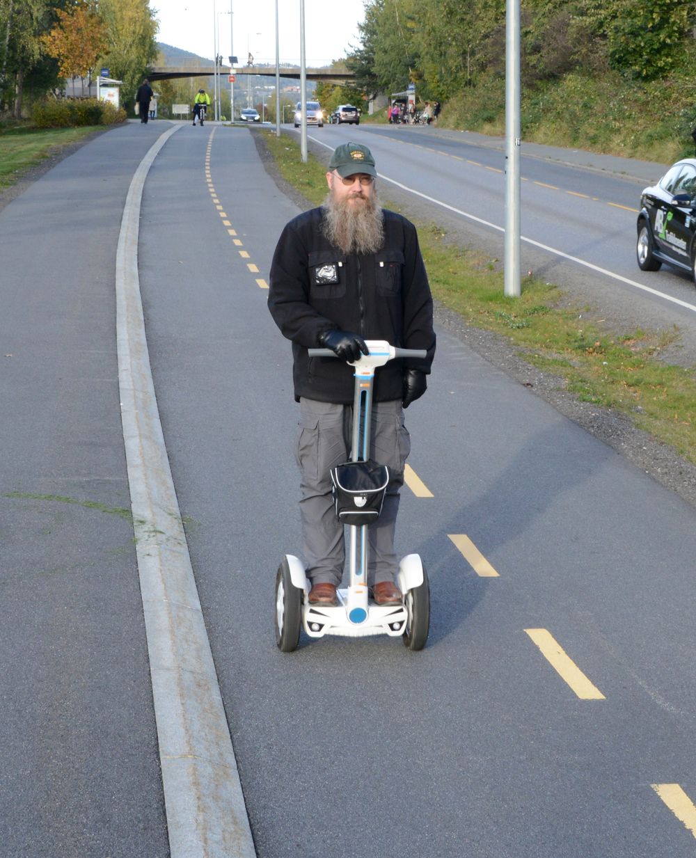 Det nye tilbudet langs Tvetenveien er en fordel ikke bare dem som tar seg fram for egen kraft. Også de som kjører ståhjuling har glede av det.