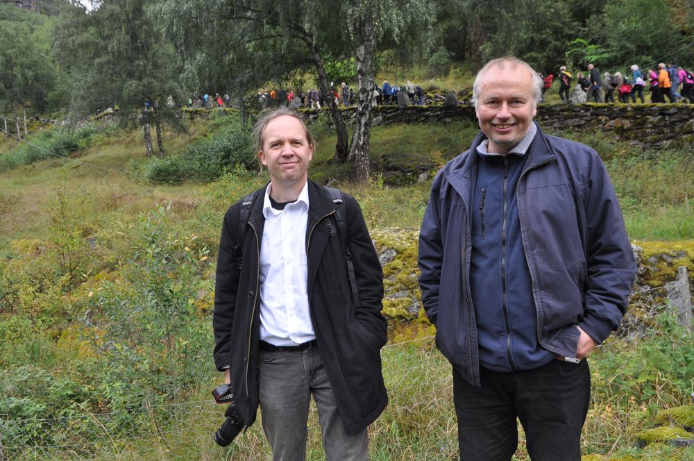 Prosjektleder Jan Adriansen (til venstre) sammen med Geir Vetti, mannen som har fått sherpaene til Lærdal og som har gjort en imponerende innsats med å håndmure stein. I bakgrunnen nederste del av vegen over Vindhella.