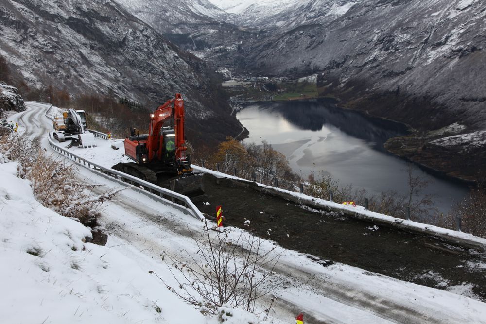 Frank Hole utbedrer og forsterker Ørnesvingene ved Geiranger.