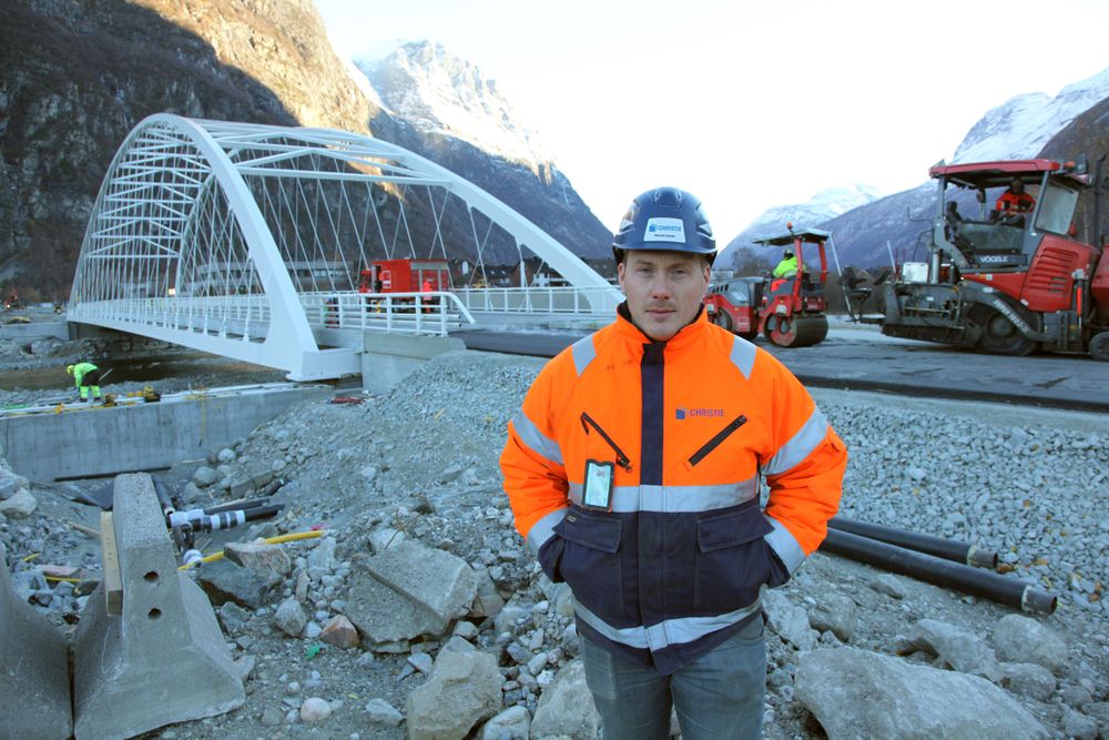 Anleggsleder Halvard Jensen hos Christie & Opsahl i forgrunnen, etter at brua er kommet på riktig plass.