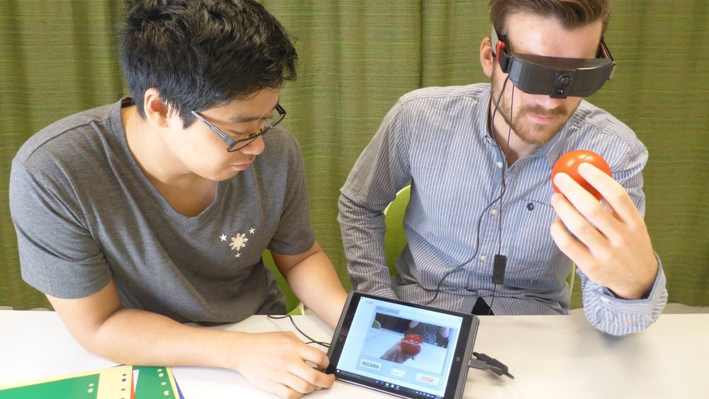 Disse «brillene» koder farger om til lyd, slik at blinde skal kunne visualisere omgivelsene sine. Her tester  Sindre Bjørvik og student  Edwin de Pano Real-Time Colorohone-prototypen.