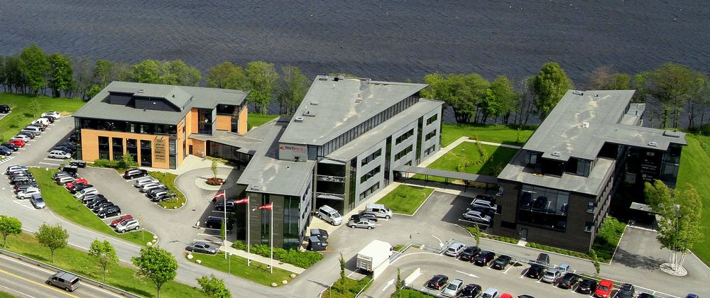 I datasenteret i Larvik befinner det seg mellom 800 og 900 servere. Disse serverne betjener rundt 180 000 kunder i både inn- og utland.