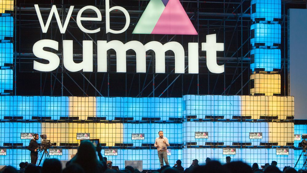 Sikkerhetssjef Alex Stamos i Facebook på scenen under Web Summit 2016 i Lisboa.