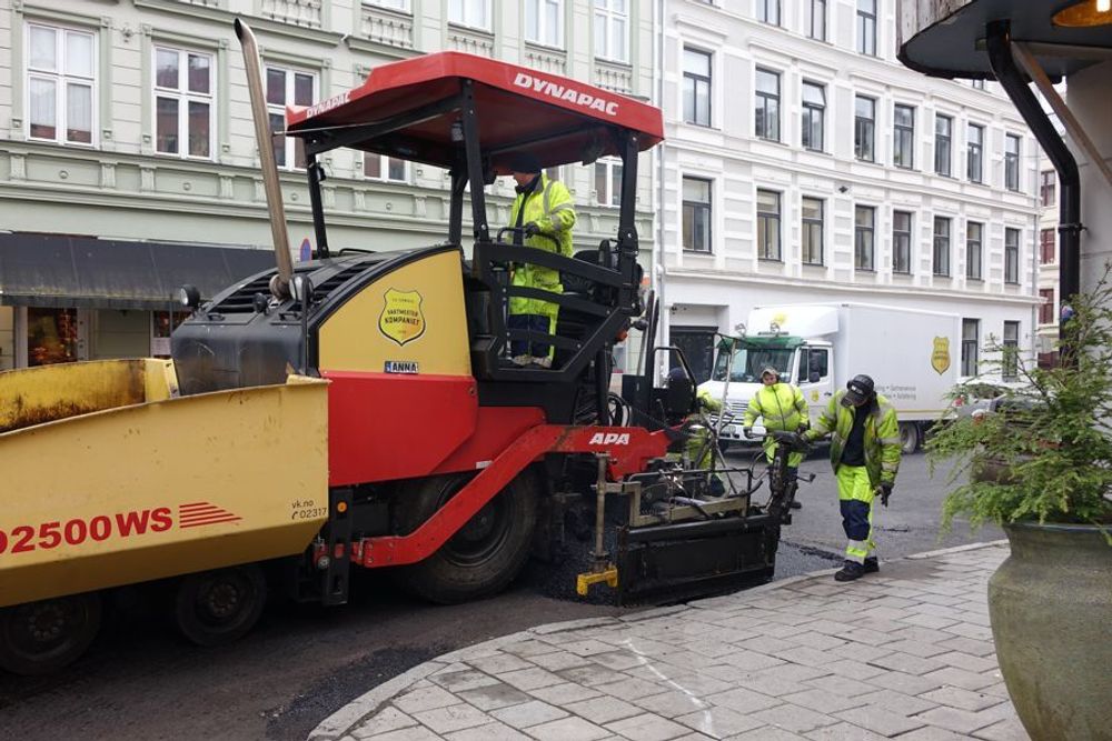 Vaktmesterkompaniet har så langt i år lagt 5 750 tonn rød asfalt på sykkelveger i Oslo.