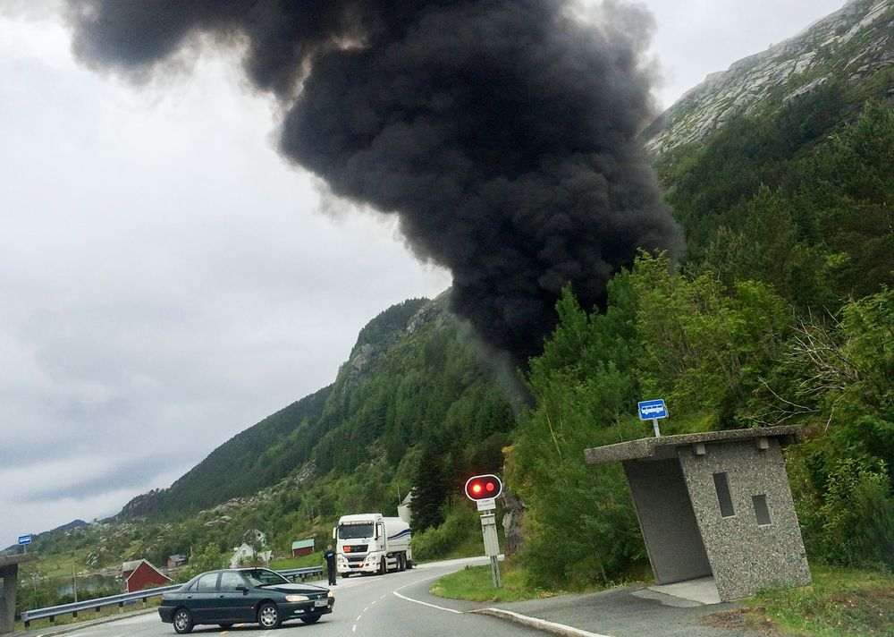 En tankbil med rundt 16.000 liter bensin kjørte i fjellveggen i Skatestraumtunnelen i Bremanger.