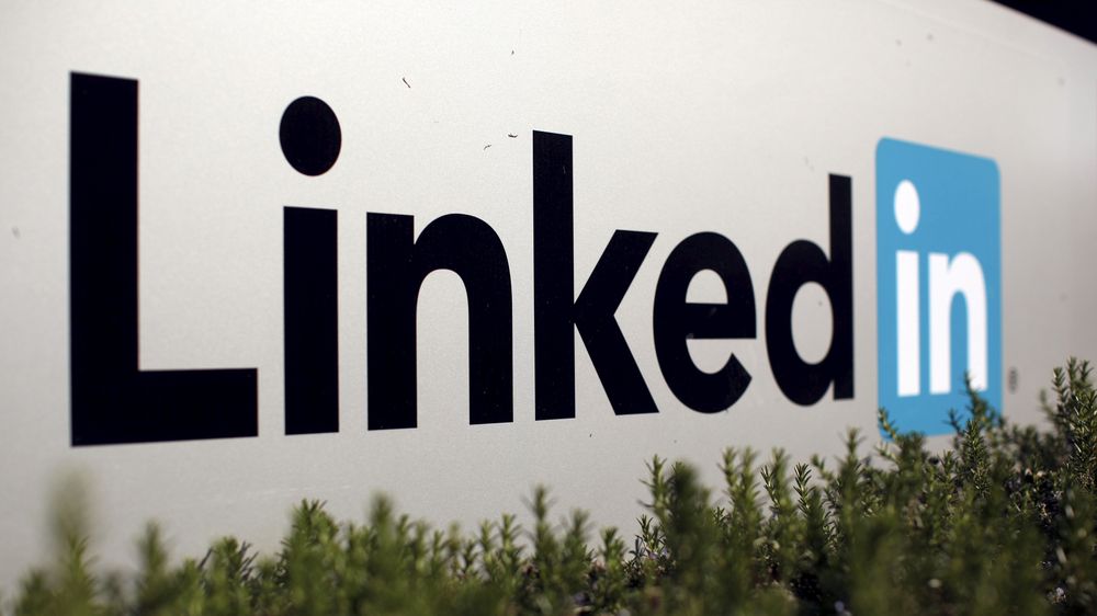 Russiske internettleverandører blokkerer nå tilgangen til LinkedIn-tjenesten. Bildet viser selskapets logo på utsiden av hovedkvarteret i Mountain View, California.