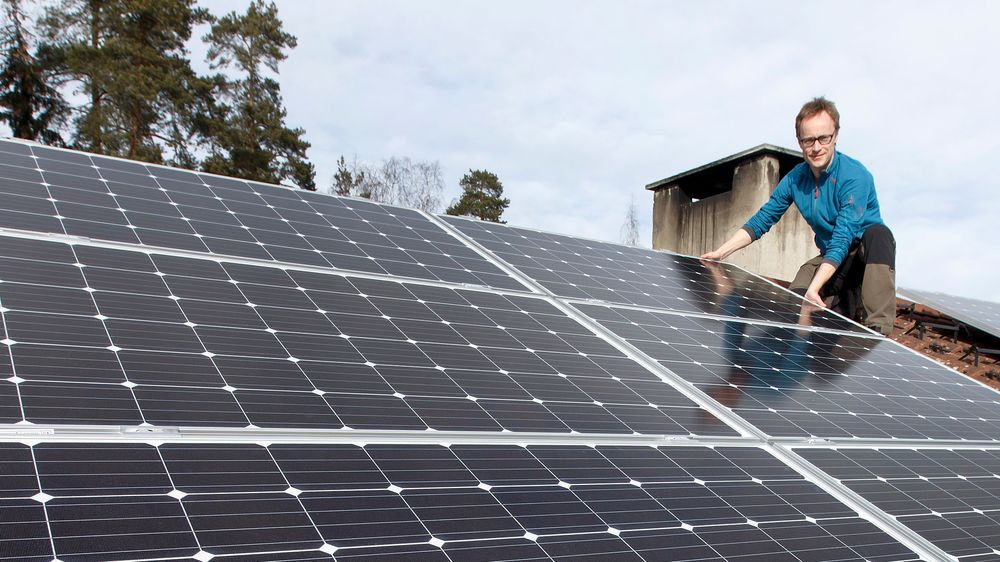 Leasing av solcelleanlegg gir både privatpersoner og bedrifter muligheten til å nyte fordelene av solenergi uten de høye oppstartskostnadene som er forbundet med å kjøpe og installere solenergisystemer. 