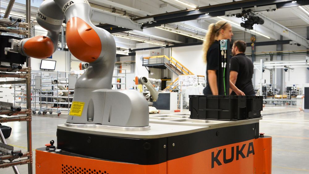 KMR iiwa, en robot plassert på et autonomt elektrisk drevet kjøretøy skal kunne kombinere robotens egenskaper med fordelene autonom navigaasjon gir.