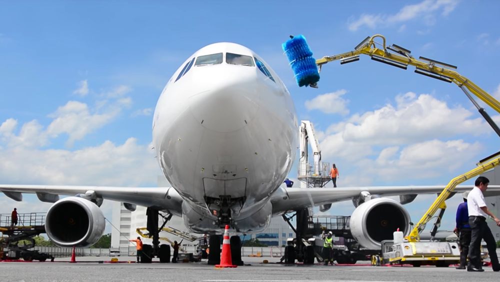 Flyplasstjenestene sørger for at flyet ditt kan ta av i tide, og innebærer alt fra at passasjerene får boardingkort til lasting av baggasje og flyvask. For å utføre alt dette effektivt, tar Aviator i bruk smarte IT-løsninger.