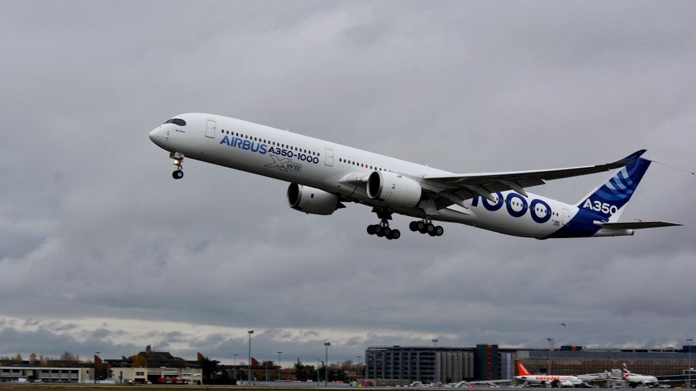 Første flygning: A350-1000 tok av fra Toulouse-Blagnac lufthavn, der Airbus har sitt hovedkvarter, klokka 10.42 torsdag.