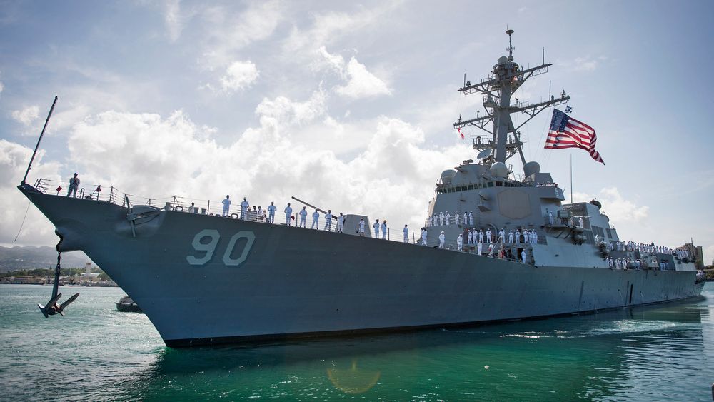 Destroyeren USS Chafee fotografert på vei ut fra marinebasen Pearl Harbour i Stillehavet.